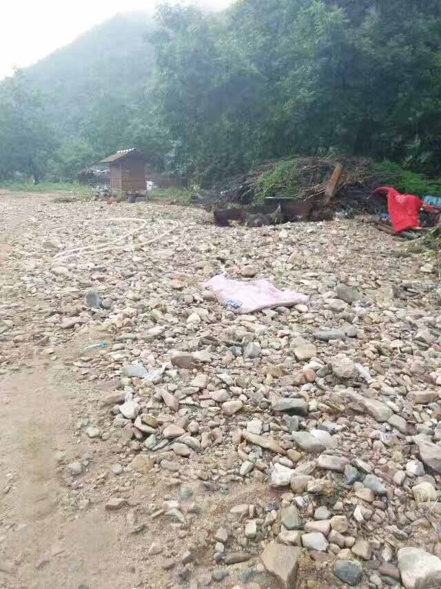 每天村里人聚集于此的長椅 石凳 都沒有了！